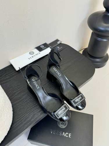 versace 范思哲2025春夏新款蝴蝶结圆头玛丽珍高跟单鞋 米兰秀场同简约干练的版型，童话般的亚特兰蒂斯或神奇的海洋主题，明亮的彩色配色，鲜艳的颜色和自由的