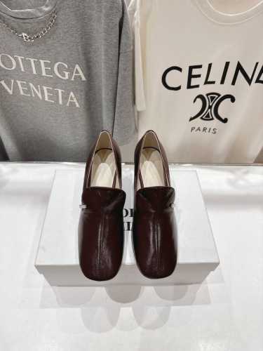 高版本出厂 phoebe philo25Ss新款F012简约复古高跟鞋单鞋 果然还是帅的 简约女王大女人风 简单的线条和低调的色彩 温柔硬朗的大女人风 时尚通勤