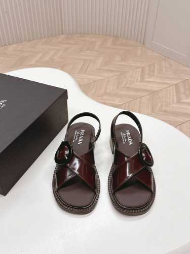 高版 prada Ss25 春夏新款后空凉鞋 鞋面擦色复古 交叉后空搭配圆圈金属扣饰 粗跟配上橡胶底有点小重 但绝对的耐造 上脚搭配个袜子穿真的无敌好看 也很好