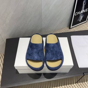 出厂: 独家顶级版本 The Row小众潮牌25Vs春夏新款系列 圆头厚底凉拖 原版一比一打造舒适度、包裹性都比较好。个性十足，很好驾驭各种风格衣服搭配 面料: