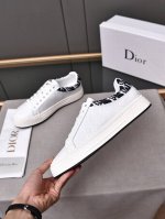 Dior 鞋面采用头层牛皮压花 舒适透气羊里 超轻超软像胶大底 两色选 38-44 45定做
