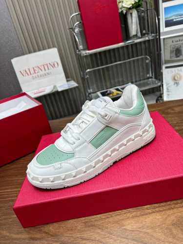 VALENTINO华伦天奴V家Freedots系列 情侣款 铆钉 休闲 运动鞋 滑板鞋 原版购入开发 做货 檀健次同款VALENTINO GARAVANI FR