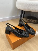 Louis Vuitton 路易威登 2025 l家2025春夏新品 专柜最新爆款冲孔方头粗跟后空凉鞋系列 小红书力推爆款 金属粗跟 L饰扣再添摩登风范 经典百