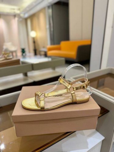 价格P： 吉安维托 罗西 Gianvito Rossi 吉安维托 罗西 Gianvito Rossi 秉承了其传统意大利工艺，专注精巧细节，打造优雅女人味，每一