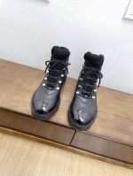 顶级版本CHANE*｜小香24K秋冬新品 拼色系带雪地靴羊毛短靴 这款简直就是冬日行走的“小暖炉”，听说今年是冷冬 御寒神器一定要备好呀～，选用进口澳洲羊毛 很