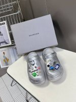 男装10 巴黎世家Balenciaga 春夏最新情侣款洞洞鞋，25春季新款黑马单品,海内外时尚博主纷纷上脚大秀，火遍海内外社交平台，时尚达人必入款，各种巴家元素