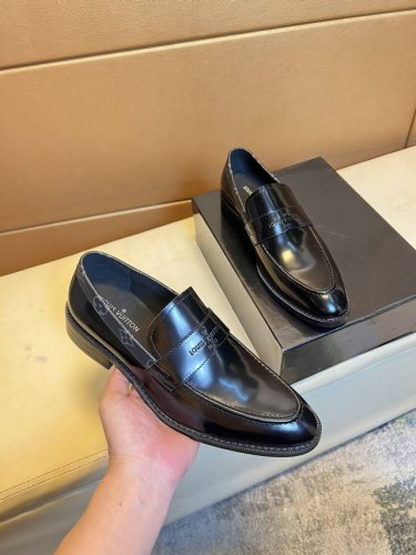 原单品质，独家首发 路易威登 ～独特现代正装皮鞋。专柜代购休闲鞋 意大利进口原版皮，牛里 拒绝脱色磨脚 鞋底：原厂特供原版底，超酷 法国懒人风格设计 原单品质