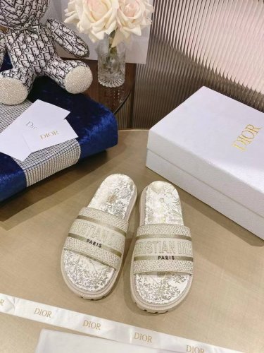 出厂价p 女装女鞋 运动原单 dir最新颜色经典款拖鞋 立体感刺绣设计上迪奥Logo点缀 简单大方 超好看超百搭 上脚非常柔软 颜色清爽 鞋面:进口电绣材料 内