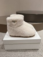 出厂P 。普拉达Prada 王炸款 雪地靴 滑雪靴 好看可爱到爆炸 →_→来自 Prada限定系列，别具一格。编织毛的面料 打造理想的柔软度 短筒版型，在都市或