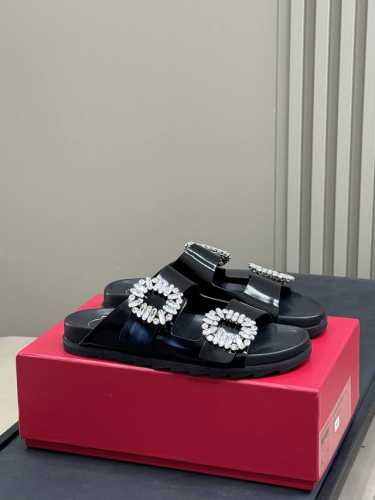 高品质 Roger Vivier Ss25 New Arrival～ Rv经典钻扣拖鞋 精致高级的决绝子单品， 哪个女孩能抗拒Blingbling的感觉 Siz
