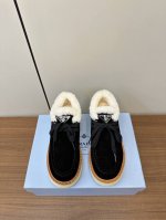 Prada 24秋冬新款羊毛款厚底乐福鞋 复古休闲运动鞋再次升级 鞋舌新增品牌Logo三角形装饰设计 立体有质感 原版1:1开发 经典款鞋型特别的耐看 面料：牛