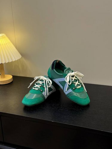 出厂价p 男码+10 Lv Sneakerina运动鞋 巧妙融合了运动鞋与现代芭蕾平底鞋这两种碰撞元素，兼具功能性与时尚感， Lv Sneakerina以流畅线
