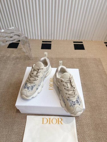 Dior 迪奥Dior Vibe 运动鞋 迪家新款花色官网同步更新啦 这款 Dior Vibe 运动鞋融入 Dior 的高订精神，重新诠释经典跑鞋。白色网眼织物