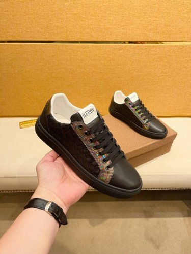 工厂价 。 Gucci 古奇新款男士真皮运动鞋，市面最高版本 、欢迎任意对比！原版皮料质感极佳，超上档次！意大利进口胎羊网内里，可拆式垫！奢华用料、精细做工，极