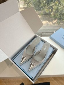 G887所见即所得代购级prada普拉达2025最新春夏新款玛丽珍穆勒拖鞋复古时髦前卫厚底鞋底搭配橡胶鞋面，让整双鞋轻便舒适 鲜艳色彩 满足不同风格时髦人士的多