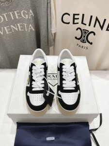 高版本出厂 prada 普拉达 25ss新款系带厚底小白鞋休闲运动鞋这款运动鞋延续经久不衰的轮廓，是新款经典单品采用小牛 精心制作， 提升格调 款式轻盈，四季皆