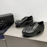 prada 普拉达 亮面皮革德比鞋 优雅与现代的化身，选用标志性的亮面光滑牛皮革打造，缝边设计，金属珐琅鞋眼配棉鞋带，prada字母点缀鞋侧，配防滑耐磨轻质橡胶