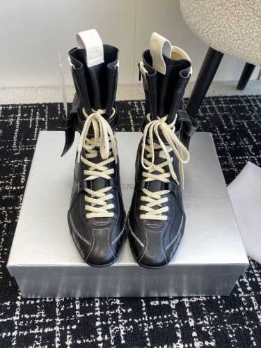 代购级 27Quai 25Ss 春夏新款 走秀款德训 拳击靴 休闲靴 设计理念源于拳击靴和芭蕾舞鞋两者的结合，动感而柔美～体现了纯正的运动元素和混合的魅力 从柔