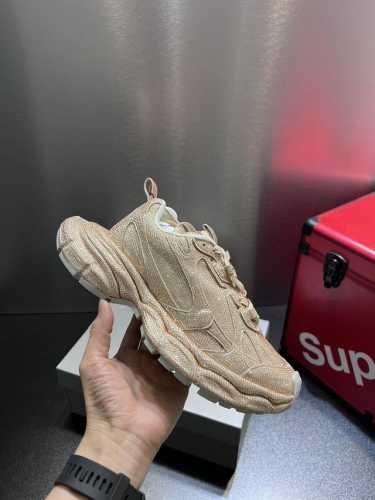 Balenciaga巴黎世家手工烫钻3Xl系列 复古休闲运动鞋 系列推出探索时尚界对于原创与挪用的概念、以全新系列致敬传承与经典，以标志性balenciaga廓