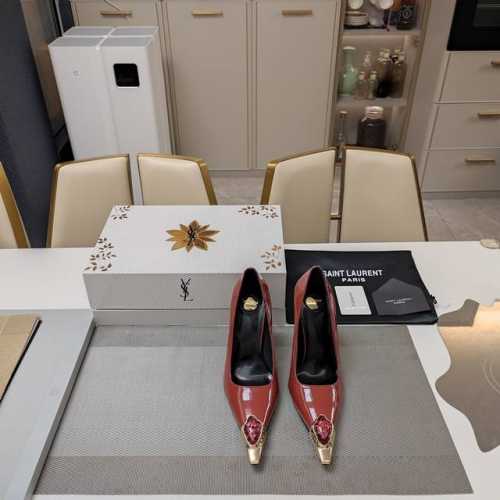 SAINT LAURENT ” SYL圣罗兰 顶级版本25SS众明星网红追捧的电镀性感弯形高跟，大宝石铁头单鞋。SYL 2025官方VIP 贵宾版金花磁铁盒 认