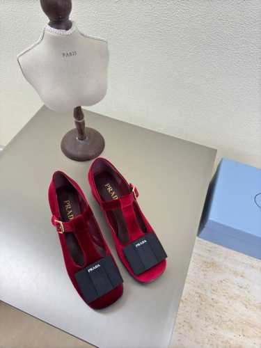 方头 可爱 玛丽珍 方跟 印胶 Logo 单鞋 Prada 方圆跟 3.5Cm 简约设计 搭配三角标 Logo 的设计和简约的线条 很有格调 简单纯粹得色调 原