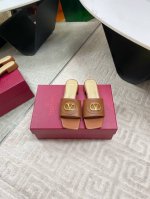 出厂 Valentino 华伦天奴 25Ss 2025春夏新品 Signature金属V扣拖鞋 上新Valentino Garavani 的经典“Roman S