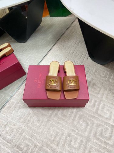 出厂 Valentino 华伦天奴 25Ss 2025春夏新品 Signature金属V扣拖鞋 上新Valentino Garavani 的经典“Roman S