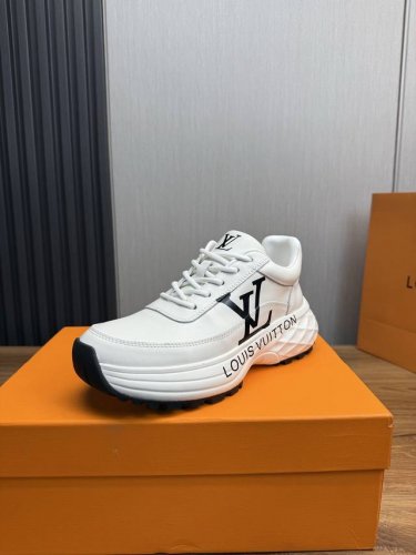 工厂p价 Louis Vuitton 路登易威 全新潮款Lv上市，休闲时尚男鞋鞋面采用进口牛皮+舒适羊皮内里，原版耐磨橡胶大底，版型简洁大气，潮男专属。38-4