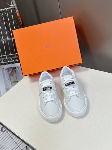 男装10 Hermes爱马仕Kelly扣经典休闲小白鞋情侣款 顶级版本 超难配货的一款贵妇鞋 鞋子的每一个细节都特别用心 雅致的拼接元素 增添休闲的气息 打造时