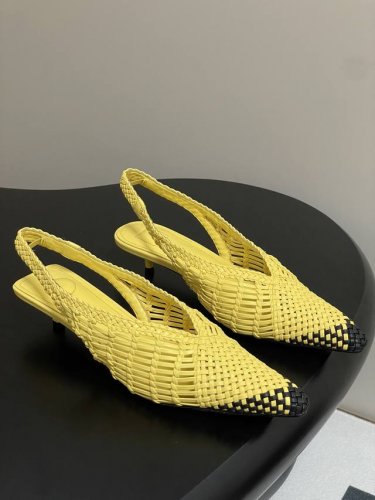 小众潮牌 Jacquemus 25Ss春夏新款最火最流行拼色编织尖头小猫跟后空凉鞋 拼色的编织 新颖时尚大方，性感不失优雅，很显脚部线条，附有骨感美的视觉效果，