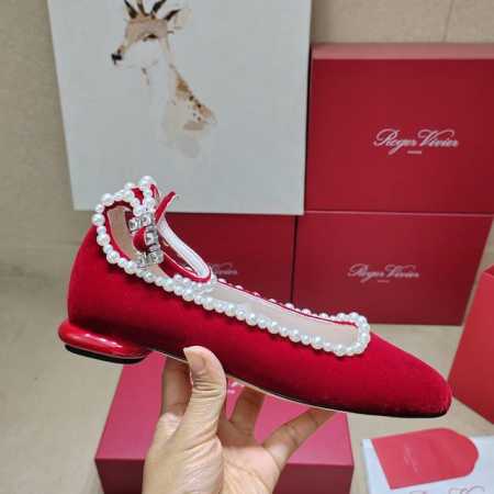 Roger Vivier 225 罗杰维维亚春夏新款芭蕾舞，一眼被惊艳到仙女们确定不拿下这款绝美后空凉鞋吗气场妥妥的安排上夏日搭配各种小裙子不要太美咧夏季还可以 - 点击图像关闭