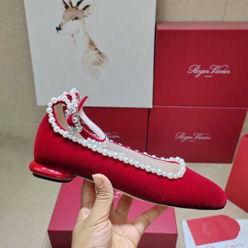 Roger Vivier 225 罗杰维维亚春夏新款芭蕾舞，一眼被惊艳到仙女们确定不拿下这款绝美后空凉鞋吗气场妥妥的安排上夏日搭配各种小裙子不要太美咧夏季还可以