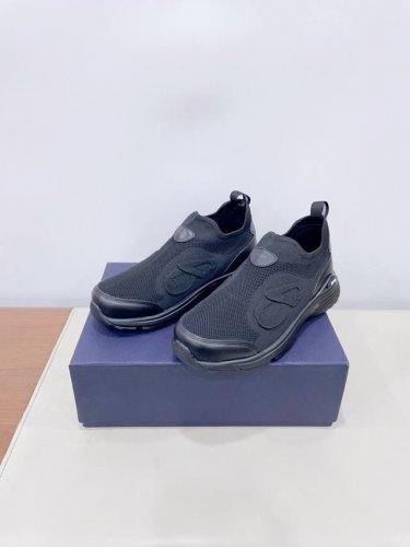 dior迪奥经典休闲鞋 情侣飞织休闲鞋 以经典球鞋的版型为基础 加入解构元素设计 经典品牌 原版定制编织网刺绣字母工艺，玩味十足，尽显马吉拉时髦设计感，上市即巅