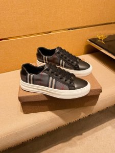 工厂p批 巴宝莉 男鞋高端品牌 官网1：1最新力作：鞋面采用意大利进口头层牛皮搭配 舒适透气内里原版防滑耐磨大底制作，让行走更加便捷舒适！独家新款，惊世之作，与