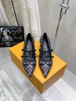 顶级版本430 Louis Vuitton Lv 路易威登 2025春夏尖头高跟鞋凉鞋 鹰嘴小尖头搭配镂空老花皮条小方扣可调节松紧， Lv五金 “Logo”饰以