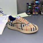 工厂价 Burberry2024爆款出炉，经典格子回归，百搭，装饰精纺 Burberry 格纹图案。搭配网眼内衬和格纹鞋带，橡胶鞋底饰有典藏 Burberry