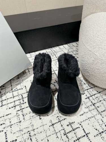 男+20 #情侣款 Balenciaga巴黎世家 24 秋冬 阿拉斯加 情侣雪地靴 短靴 洛杉矶大秀之后引来一波新的高潮 简直太炸了 众多明星纷纷种草 ，说是雪