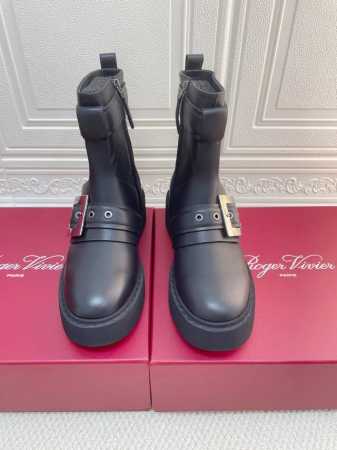 Roger Vivier 最新Rangers侧扣厚底短靴 方扣厚底切尔西松糕底靴顶级上新这款火爆时尚圈的RV钻扣靴 微博 小红书 ins 被种草无数！热巴 欧阳 - 点击图像关闭