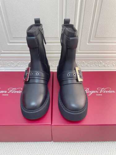 Roger Vivier 最新Rangers侧扣厚底短靴 方扣厚底切尔西松糕底靴顶级上新这款火爆时尚圈的RV钻扣靴 微博 小红书 ins 被种草无数！热巴 欧阳