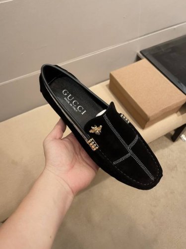 实价 Gucci 古奇官方新款，意大利名模贵族们爆款，时尚界的佼佼者，无可超越，市场高品质精品商务豆豆男鞋。明星周杰伦同款，原单正品，采用进口原版磨砂牛皮，头层