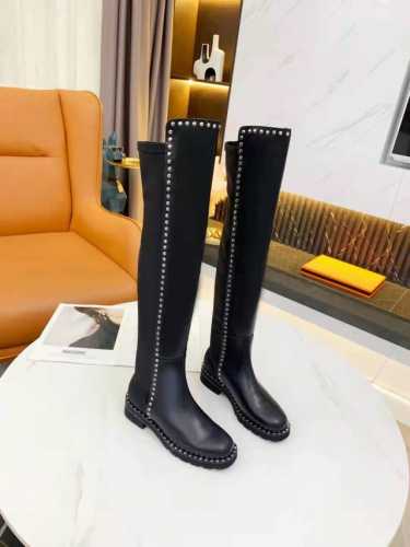SW5050 LIFT BOOTIE 21新厚底铆钉长靴，这款长靴兼具时尚潮流与舒适实用，主打了3CM的轮胎鞋底搭配粗链条极简风鞋面，优雅之余又不失帅气。牛皮面