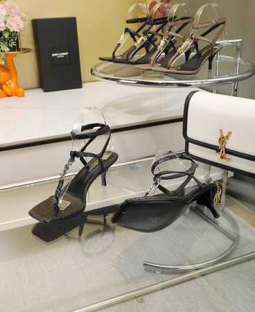 真皮大底p： 米 Saint Laurent 圣罗兰 YSL专柜经典夹脚凉鞋。36码中底长24CM，前掌宽8.5CM。脚多肉肉的亲们都可以穿得很美。高端定制顶级 - 点击图像关闭