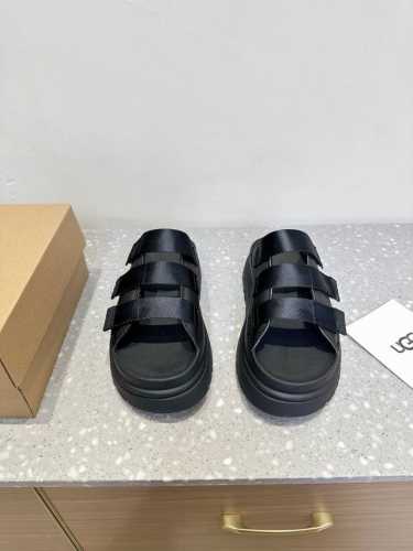 ugg 小众潮牌 25Ss春夏新款 厚底 魔术贴 沙滩 拖鞋 谁懂七厘米增高带来的快乐，这么高的底还这么轻谁又懂！搭配一套盐系可露丽穿搭风穿搭真的美爆了！ 厚底