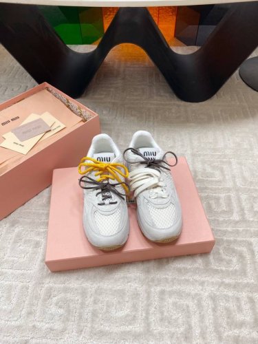 出厂 miumiu X Nb又有了新的联名球鞋 之前的Miu Miu X New Balance 联名鞋子火的一塌糊涂 这次又来了老爹鞋款 新的联名系列啦 不再