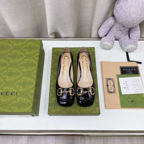 GUCCl 古奇 新款马衔扣浅口单鞋、凉鞋同款，设计搭配方形鞋头和立体方跟 精致细腻的细节令整款设计散发出优雅的韵味， 面料：原版定制进口软漆，五金马衔扣 内里