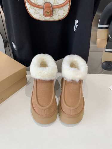 出厂价 UGG雪地靴上新：2024最新款，款号：22553，延续一直爆火的小圆头设计，增加最新防滑搓衣板大底，浓浓密密的翻口毛，百搭，看看我家的头型胆位，历经3
