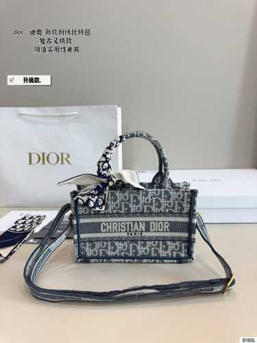 配礼盒. 迪奥Dior Mini刺绣托特包 让人欲罢不能的复古高级感！ Dior Tote太百搭啦～ 重工刺绣 实物非常有质感 看不腻的美貌儿～ 大小刚刚好没有