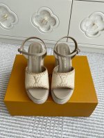 L&V驴家Lv 拉菲草草编坡跟凉鞋 顶级品质 本款 Helios 坡跟凉鞋出自路易威登 X 村上隆再版系列，以麻绳编底致意便鞋设计，再为涂层帆布鞋面融入缤纷 M