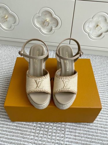 L&V驴家Lv 拉菲草草编坡跟凉鞋 顶级品质 本款 Helios 坡跟凉鞋出自路易威登 X 村上隆再版系列，以麻绳编底致意便鞋设计，再为涂层帆布鞋面融入缤纷 M
