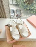 出厂 顶级版本 缪缪25S新品松糕底凉鞋Miu Miu 缪缪大秀上爆出的全球各大代购官网火爆上市.简单很随意不羁又能体现单宁美感，整双鞋子设计简约时尚，上脚非常